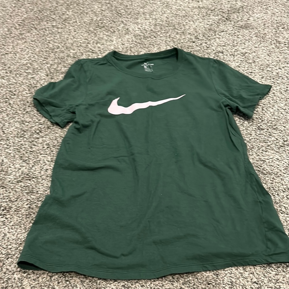 Green nike tee